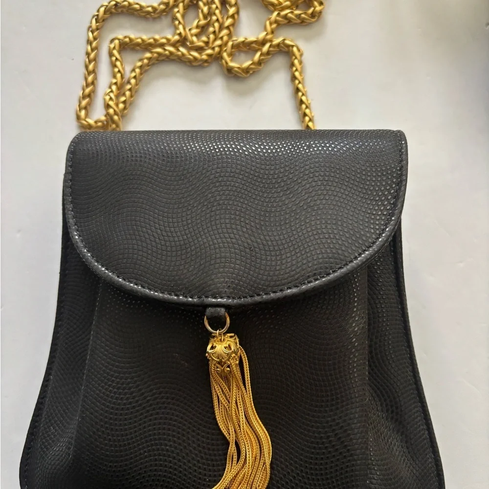 SONDRO ROBERTS BLACK TEXTURED SHOULDER BAG WITH THICK GOLD TONED CHAIN